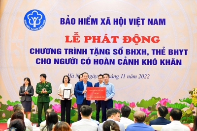 Vietcombank tặng sổ bảo hiểm xã hội, thẻ bảo hiểm y tế trị giá 5 tỷ đồng cho người có hoàn cảnh khó khăn