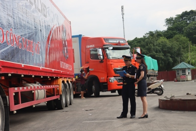 Không thông quan nhập cảnh, kẹp chì hải quan đối với xe ô tô chở quá tải