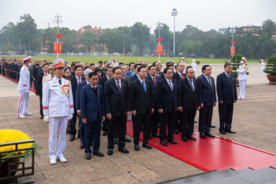Đại biểu dự Kỳ họp bất thường lần thứ 2, Quốc hội khóa XV vào Lăng viếng Chủ Tịch Hồ Chí Minh