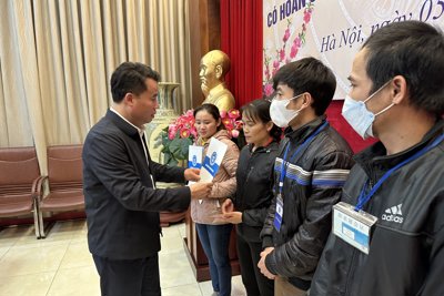 Trao tặng 200 suất quà cho các bệnh nhân là người tham gia BHYT có hoàn cảnh khó khăn 