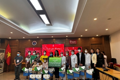 Vietcombank trao tặng quà Tết cho bệnh nhân khó khăn