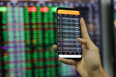 VN-Index “bẻ lái” tăng điểm sau quyết định của Fed