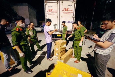Bắt giữ phương tiện vận tải vận chuyển 1.080 chai mỹ phẩm không rõ nguồn gốc
