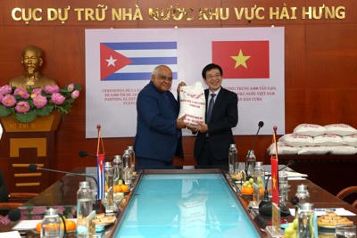Trao tượng trưng 5.000 tấn gạo tặng Nhân dân Cuba 
