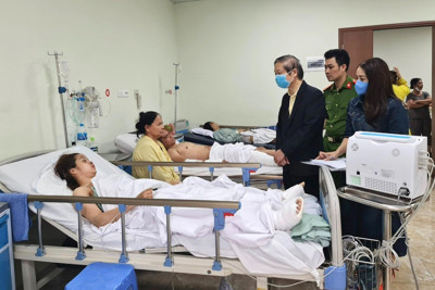 Kịp thời thăm hỏi nạn nhân tai nạn liên hoàn trên đường Võ Chí Công