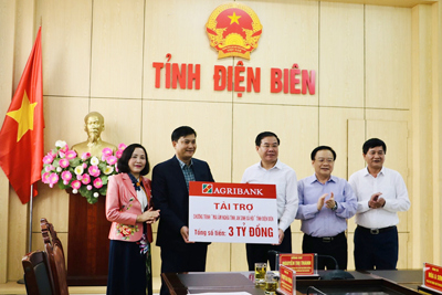 Agribank trao tặng 3 tỷ đồng cho Chương trình “Mái ấm nghĩa tình, an sinh xã hội”