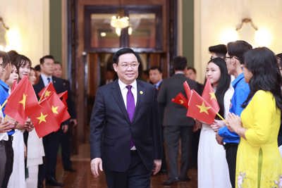 Chủ tịch Quốc hội Vương Đình Huệ gặp gỡ cán bộ, nhân viên đại sứ quán Việt Nam tại Cuba