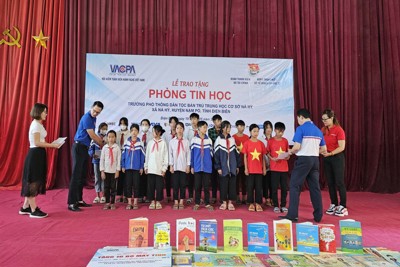 Trao tặng 26 suất học bổng và 32 bộ máy tính cho học sinh tại  Điện Biên
