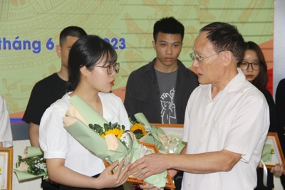 Trường Đại học Kinh doanh và Công nghệ Hà Nội tuyên dương, khen thưởng sinh viên vượt khó