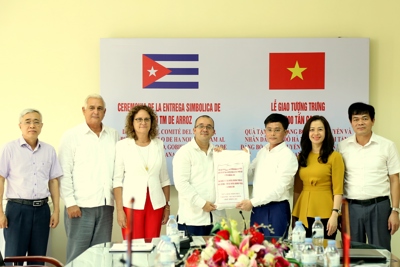 Trao tượng trưng 2.000 tấn gạo tặng Nhân dân Thủ đô La Habana (Cuba)