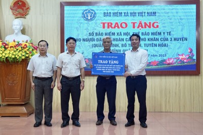Trao tặng 690 sổ bảo hiểm xã hội, thẻ bảo hiểm y tế cho người dân tại tỉnh Quảng Bình