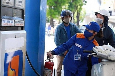 Giá xăng tiến gần 24.900 đồng/lít