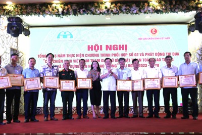 Khen thưởng tập thể, cá nhân cựu chiến binh có thành tích giữ gìn trật tự an toàn giao thông