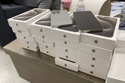 Hải quan bắt giữ hai lô hàng Iphone 15 Pro Max nhập lậu qua đường hàng không
