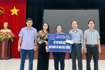 Hỗ trợ nhân đạo gia đình nạn nhân tử vong do tai nạn giao thông tại Hà Nội