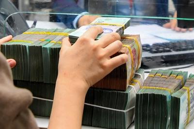 Đầu tư chứng khoán, bất động sản bấp bênh, người dân tiếp tục gửi tiền vào ngân hàng