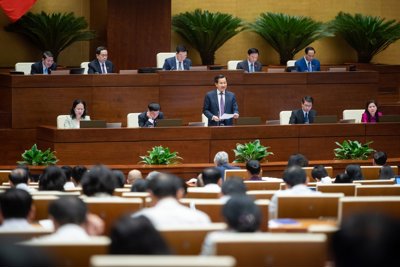 Tiếp tục hoàn thiện pháp luật để tháo gỡ những rào cản, thúc đẩy cơ cấu lại nền kinh tế