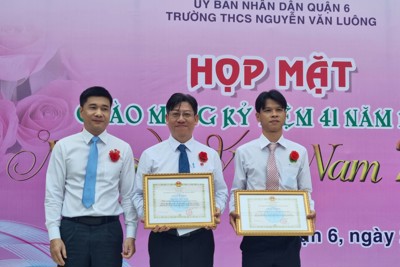 Khen thưởng nhà trường và giáo viên vận động tặng thẻ BHYT cho học sinh khó khăn