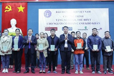 Tặng 190 thẻ bảo hiểm y tế và 30 sổ bảo hiểm xã hội cho người dân tại Hòa Bình