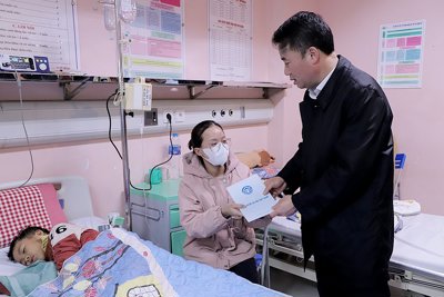 Thăm, tặng quà các bệnh nhân có hoàn cảnh khó khăn trên địa bàn TP. Hà Nội