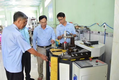 Nghiệm thu đề án “Hỗ trợ ứng dụng máy móc thiết bị tiên tiến trong sản xuất cửa nhôm”