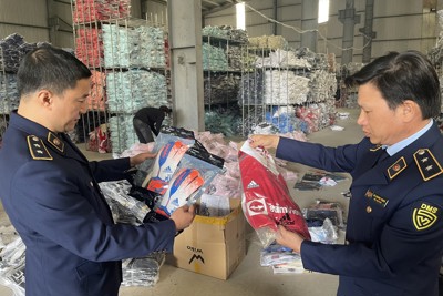 Thu giữ gần 30.000 bộ quần áo thể thao giả mạo nhãn hiệu trên thương mại điện tử