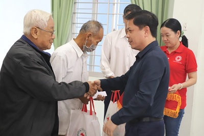 Tặng quà Tết nhân ái