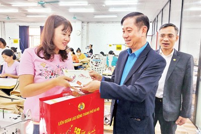 Bảo đảm nguồn lương thưởng, chăm lo Tết cho người lao động