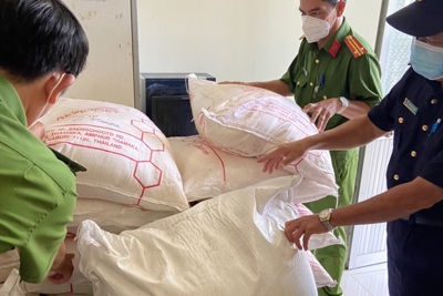 Hải quan Đồng Tháp lập biên bản xử lý vụ 1,4 tấn đường cát không rõ nguồn gốc