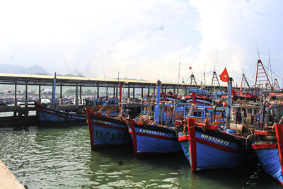 Tàu nằm bờ, cảng cá gặp khó