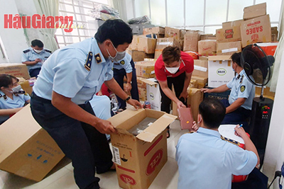 Tạm giữ hơn 39.000 sản phẩm có dấu hiệu vi phạm có giá gần 990 triệu đồng