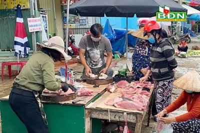 Giá thịt heo giảm sâu, sức mua vẫn thấp