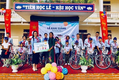 Eximbank tặng quà cho học sinh nghèo ở Hải Dương