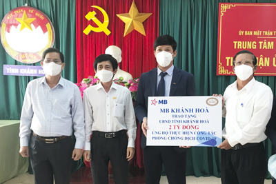 Ngành Ngân hàng chia sẻ khó khăn với khách hàng, người dân