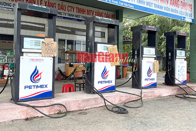 Nhiều cửa hàng treo bảng hết xăng