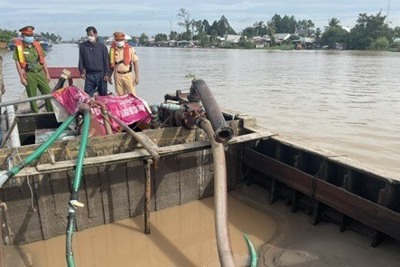 Phát hiện trường hợp khai thác cát trái phép trên sông Tiền