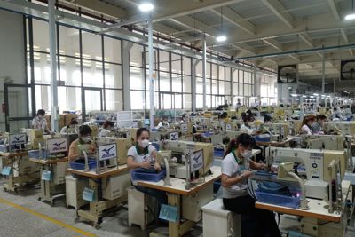 "Giữ chân" công nhân, lao động để phục hồi sản xuất 