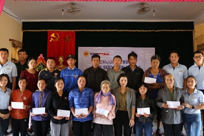 Vietbank đồng lòng chia sẻ với miền Trung những ngày bão lũ