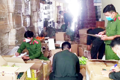 Tạm giữ trên 16.400 sản phẩm có xuất xứ nước ngoài và không rõ nguồn gốc
