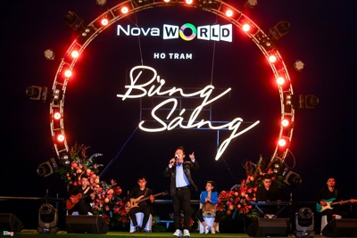 Nhiều ca sỹ trình diễn ca khúc lãng mạn bên bờ biển Hồ Tràm