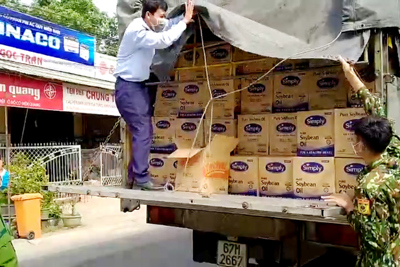 An Giang bắt 3 xe tải chở trên 9.500 chai dầu ăn nhãn mác nước ngoài trị giá 1,7 tỷ đồng