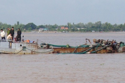 Bắt quả tang 2 trường hợp khai thác cát sông trái phép