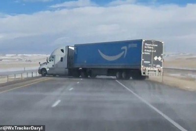 [Video] Gió lớn khiến container mất lái đâm vào dải phân cách
