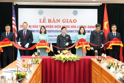 Tổng cục Hải quan nhận bàn giao thiết bị đào tạo nhận diện hàng hóa lưỡng dụng