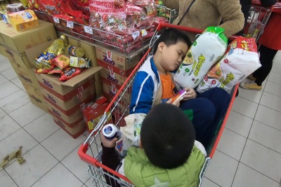 [Video] Người lớn mải sắm Tết, trẻ nhỏ ngủ gục trong xe đẩy