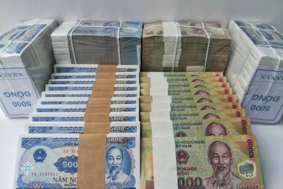 Nhân viên ngân hàng nháo nhào tìm nguồn tiền mới đổi cho khách quen