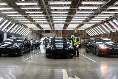 Hãng xe điện Tesla công bố năm đầu tiên đạt lợi nhuận 