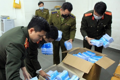 [Video] Thu giữ 100 nghìn khẩu trang của người đàn ông Trung Quốc