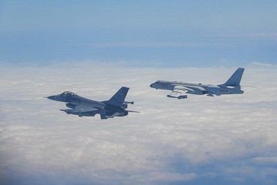 [Infographics] Chiến đấu cơ mạnh hơn Su-35 lao lên chặn máy bay ném bom Trung Quốc trên biển