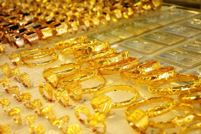 Giá vàng thế giới đi xuống do nhà đầu tư ồ ạt chốt lời